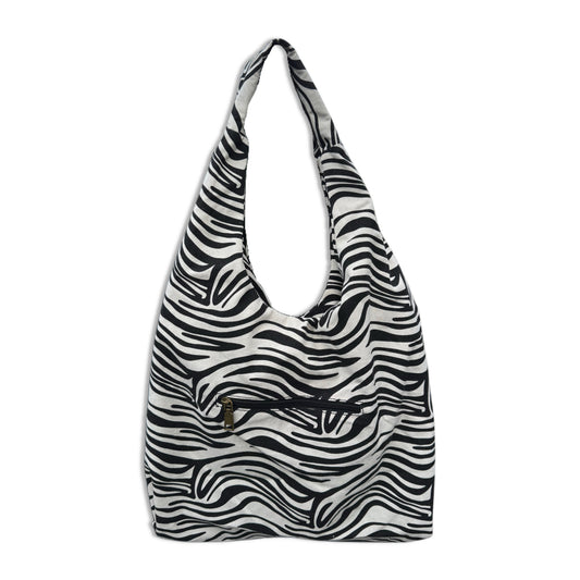 Borsa a sacca hobo da spiaggia in resistente tessuto canvas zebrato bianco e nero. Modello ultra leggero e capiente con manico largo da spalla. Dotata di una comoda tasca esterna posteriore con cerniera per gli oggetti personali. L'accessorio perfetto, comodo e super chic per completare i tuoi outfit estivi da spiaggia o piscina.
