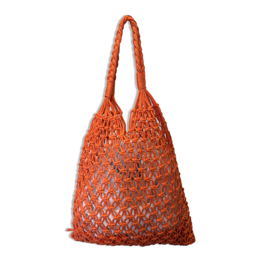 Borsa a spalla stile hobo in corda intrecciata a rete fitta color magenta. Un modello estivo leggerissimo e flessibile, perfetto per il mare o per il tempo libero. Caratterizzata da un comodo manico intrecciato e da una sacca interna removibile in tessuto per custodire gli oggetti personali. Un accessorio fresco, capiente e ricco di stile.
