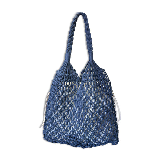 Borsa a spalla stile hobo in corda intrecciata a rete fitta color magenta. Un modello estivo leggerissimo e flessibile, perfetto per il mare o per il tempo libero. Caratterizzata da un comodo manico intrecciato e da una sacca interna removibile in tessuto per custodire gli oggetti personali. Un accessorio fresco, capiente e ricco di stile.