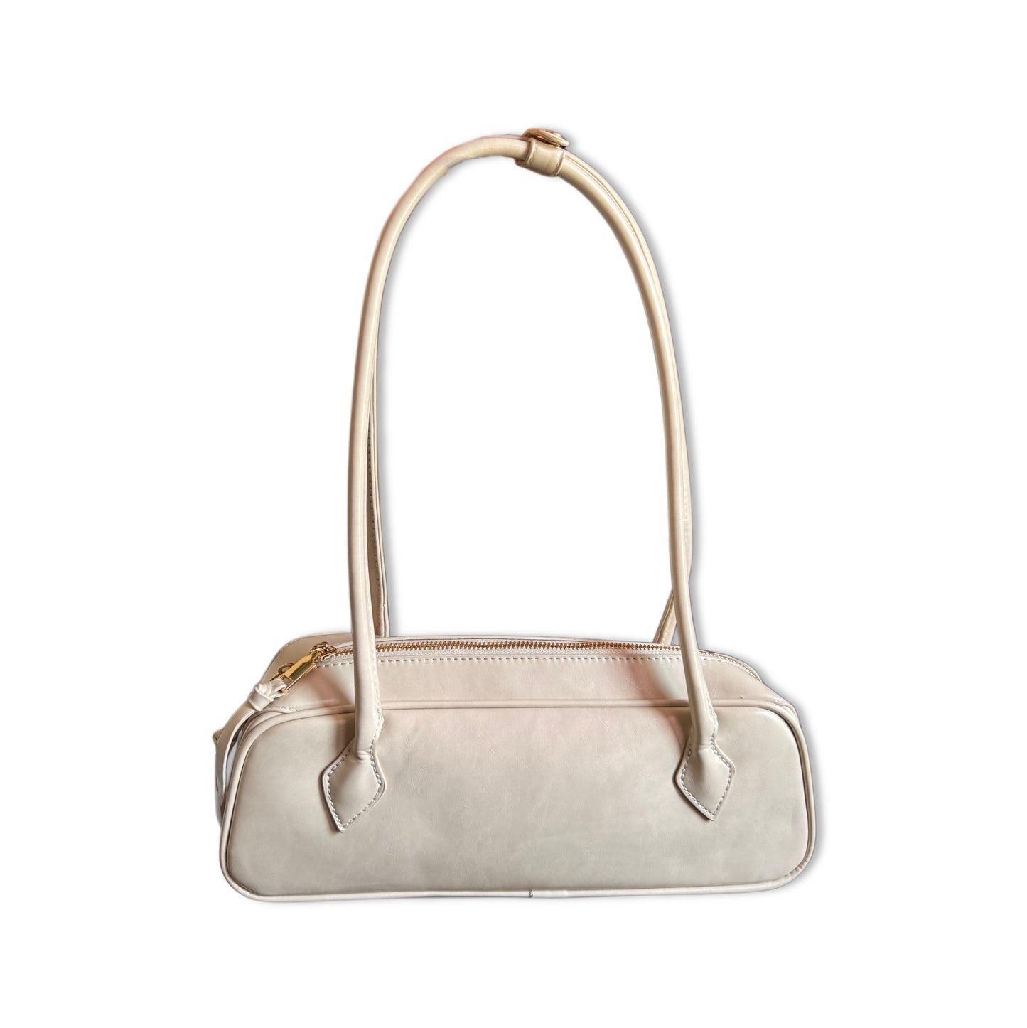 Realizzata in una splendida similpelle lucida, color marrone. Questa borsa a bauletto allungato si distingue per il suo look retrò e sofisticato. Uno stile vintage-chic intramontabile che unisce la praticità dei lunghi manici alla sicurezza di una cerniera superiore.