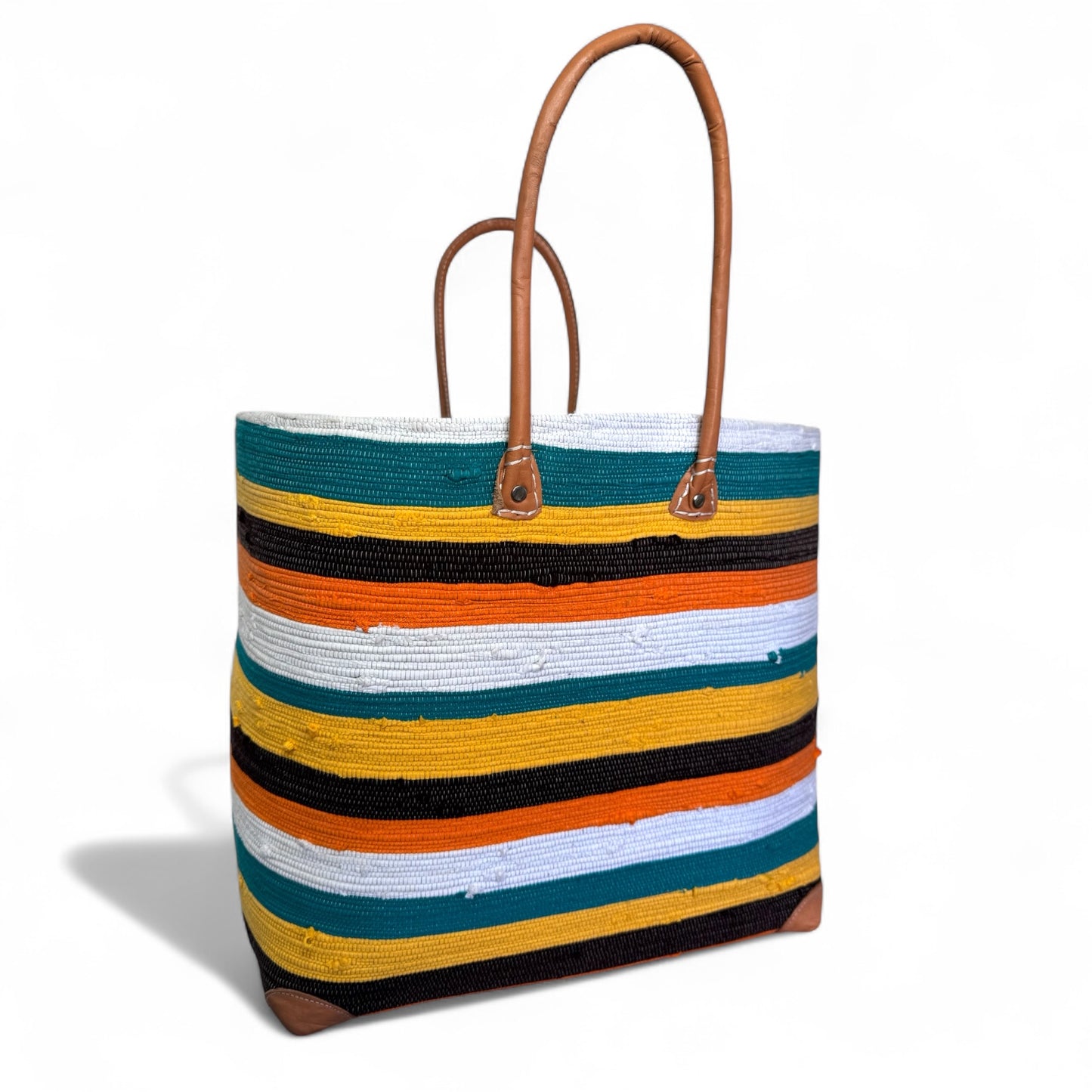 Un'esplosione di colori e freschezza per illuminare le tue giornate estive. Borsa mare in corda multicolore a righe. Borsa tote da spiaggia capiente e strutturata, realizzata in corda di cotone intrecciata a righe colorate. Caratterizzata da doppi manici lunghi a spalla in finitura color cuoio e angoli inferiori rinforzati coordinati. Un accessorio pratico, robusto e ricco di energia, ideale per completare i tuoi outfit estivi.