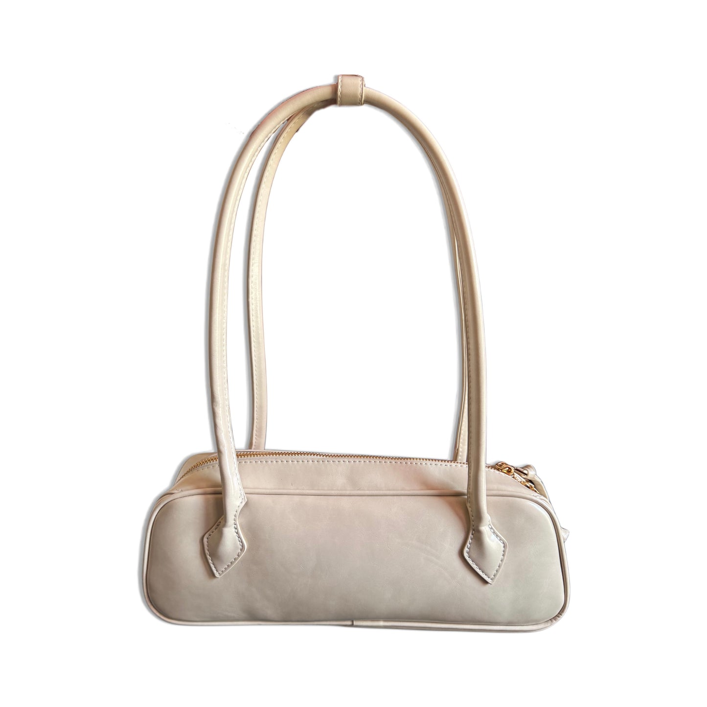 Realizzata in una splendida similpelle lucida, color marrone. Questa borsa a bauletto allungato si distingue per il suo look retrò e sofisticato. Uno stile vintage-chic intramontabile che unisce la praticità dei lunghi manici alla sicurezza di una cerniera superiore.