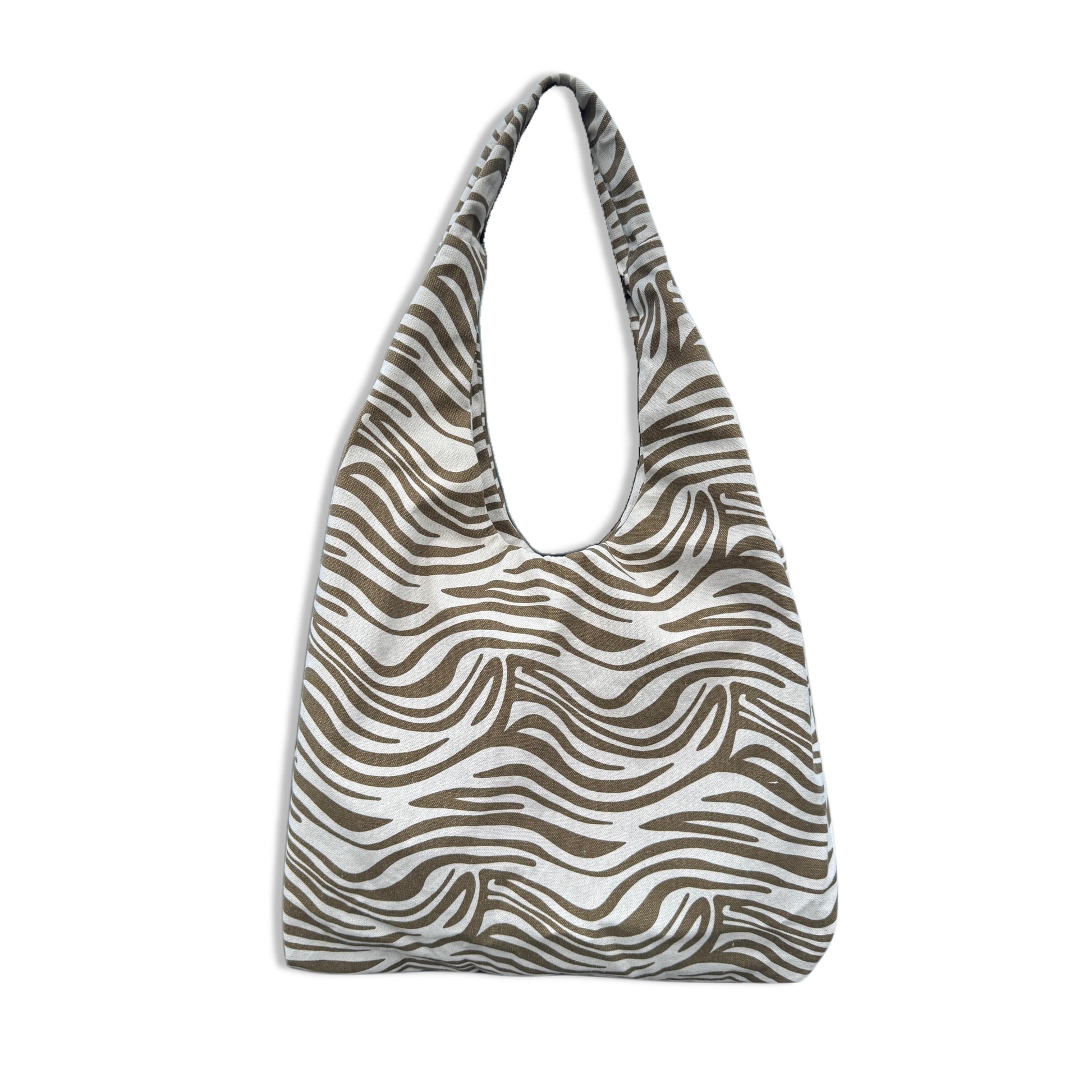 Borsa a sacca hobo da spiaggia in resistente tessuto canvas zebrato bianco e nero. Modello ultra leggero e capiente con manico largo da spalla. Dotata di una comoda tasca esterna posteriore con cerniera per gli oggetti personali. L'accessorio perfetto, comodo e super chic per completare i tuoi outfit estivi da spiaggia o piscina.