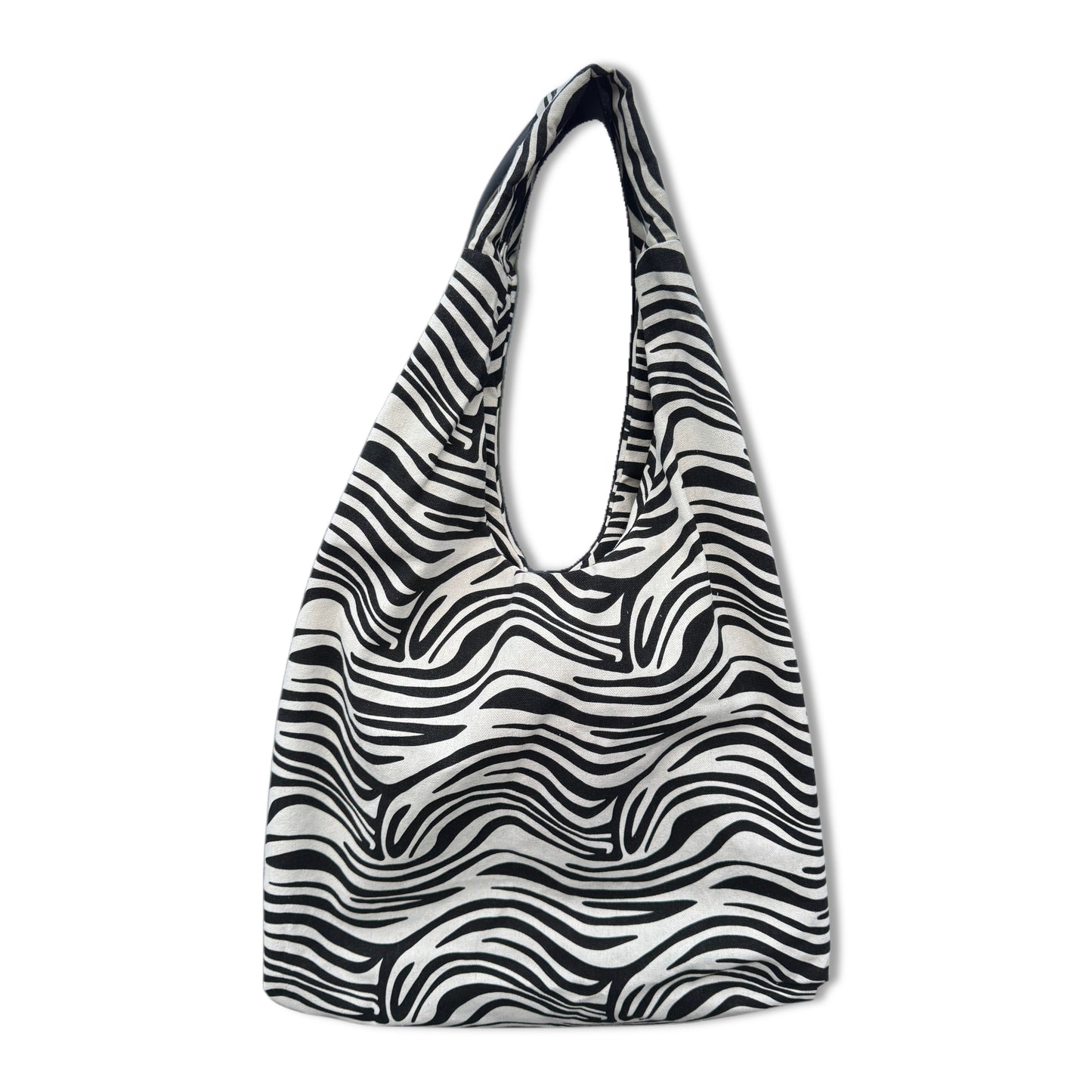 Borsa a sacca hobo da spiaggia in resistente tessuto canvas zebrato bianco e nero. Modello ultra leggero e capiente con manico largo da spalla. Dotata di una comoda tasca esterna posteriore con cerniera per gli oggetti personali. L'accessorio perfetto, comodo e super chic per completare i tuoi outfit estivi da spiaggia o piscina.
