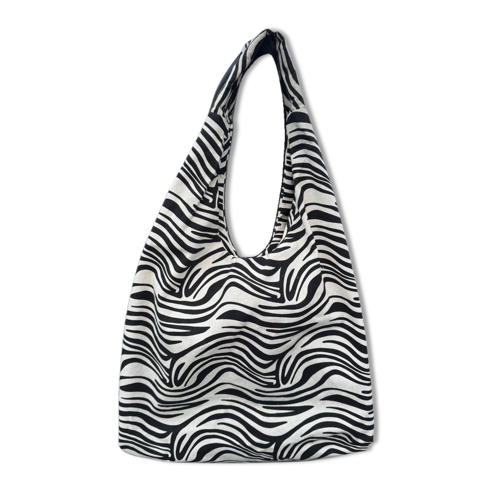 Borsa a sacca hobo da spiaggia in resistente tessuto canvas zebrato bianco e nero. Modello ultra leggero e capiente con manico largo da spalla. Dotata di una comoda tasca esterna posteriore con cerniera per gli oggetti personali. L'accessorio perfetto, comodo e super chic per completare i tuoi outfit estivi da spiaggia o piscina.