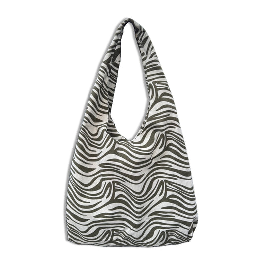 Borsa a sacca hobo da spiaggia in resistente tessuto canvas zebrato bianco e nero. Modello ultra leggero e capiente con manico largo da spalla. Dotata di una comoda tasca esterna posteriore con cerniera per gli oggetti personali. L'accessorio perfetto, comodo e super chic per completare i tuoi outfit estivi da spiaggia o piscina.