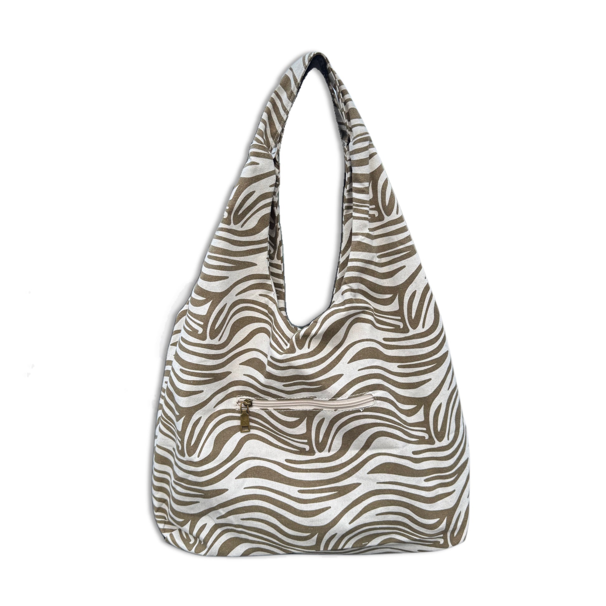 Borsa a sacca hobo da spiaggia in resistente tessuto canvas zebrato bianco e nero. Modello ultra leggero e capiente con manico largo da spalla. Dotata di una comoda tasca esterna posteriore con cerniera per gli oggetti personali. L'accessorio perfetto, comodo e super chic per completare i tuoi outfit estivi da spiaggia o piscina.