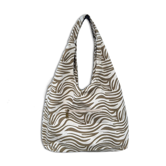 Borsa a sacca hobo da spiaggia in resistente tessuto canvas zebrato bianco e nero. Modello ultra leggero e capiente con manico largo da spalla. Dotata di una comoda tasca esterna posteriore con cerniera per gli oggetti personali. L'accessorio perfetto, comodo e super chic per completare i tuoi outfit estivi da spiaggia o piscina.