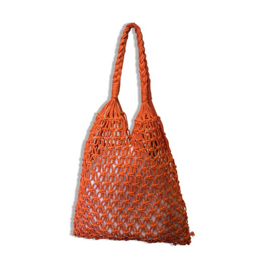 Borsa a spalla stile hobo in corda intrecciata a rete fitta color magenta. Un modello estivo leggerissimo e flessibile, perfetto per il mare o per il tempo libero. Caratterizzata da un comodo manico intrecciato e da una sacca interna removibile in tessuto per custodire gli oggetti personali. Un accessorio fresco, capiente e ricco di stile.