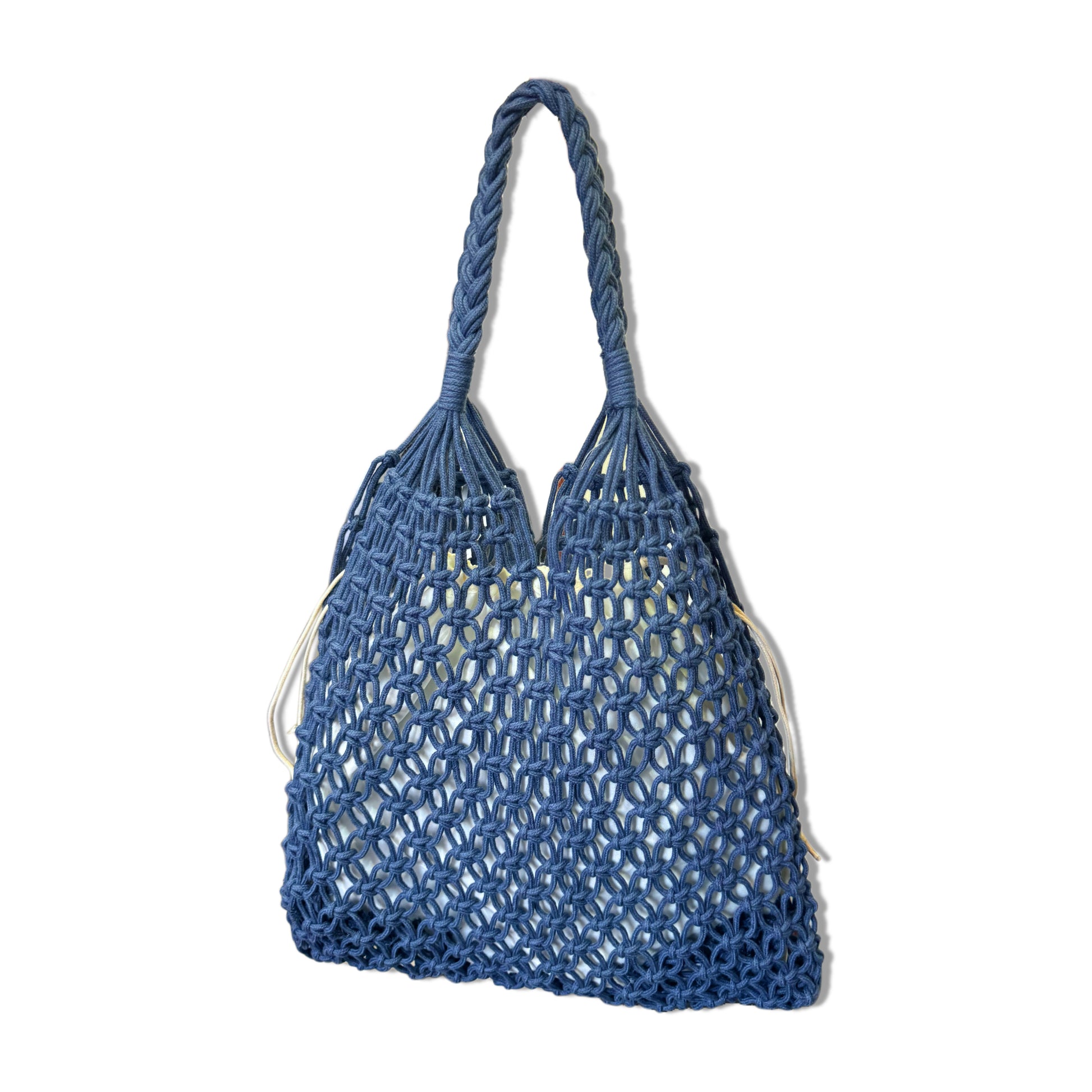 Borsa a spalla stile hobo in corda intrecciata a rete fitta color magenta. Un modello estivo leggerissimo e flessibile, perfetto per il mare o per il tempo libero. Caratterizzata da un comodo manico intrecciato e da una sacca interna removibile in tessuto per custodire gli oggetti personali. Un accessorio fresco, capiente e ricco di stile.