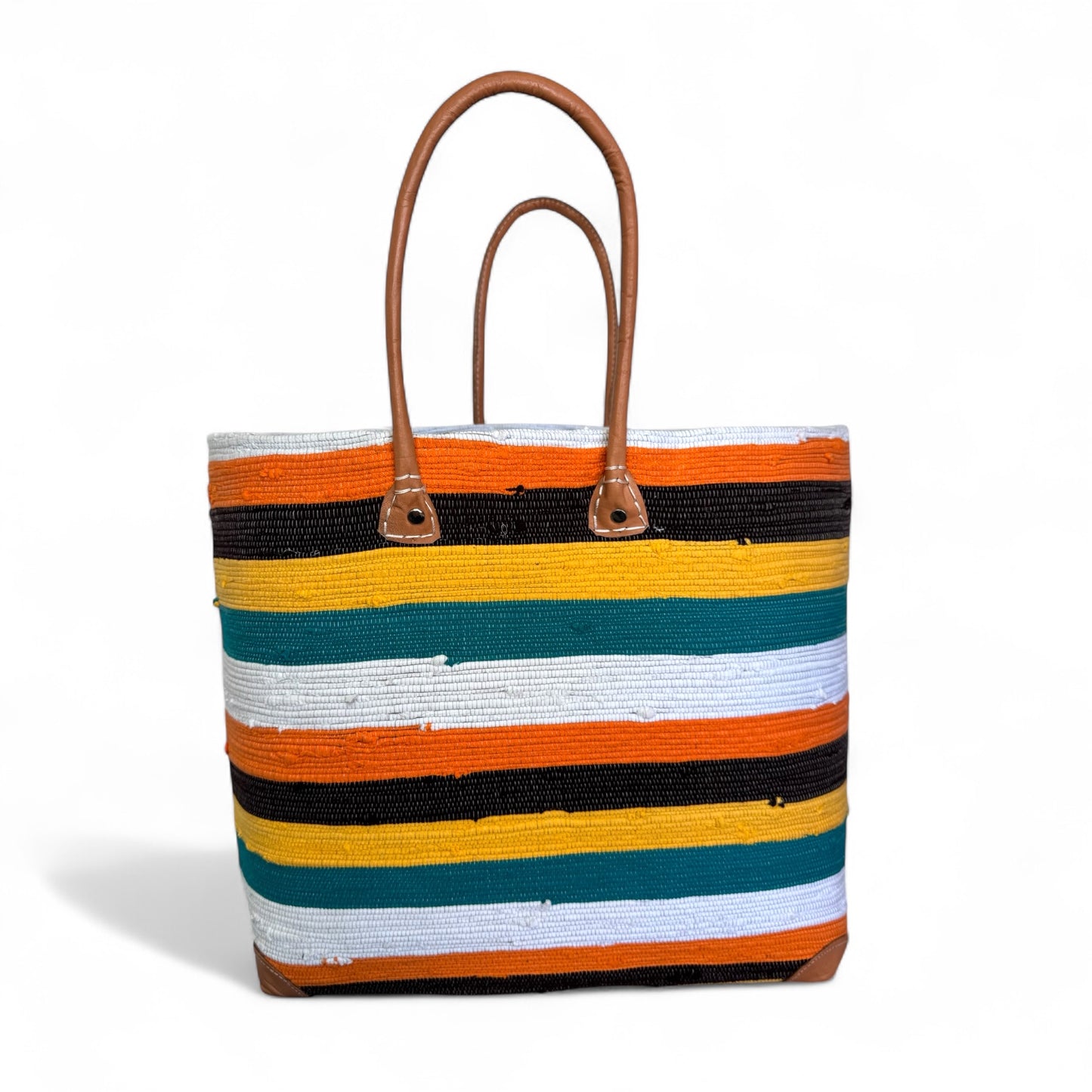 Un'esplosione di colori e freschezza per illuminare le tue giornate estive. Borsa mare in corda multicolore a righe. Borsa tote da spiaggia capiente e strutturata, realizzata in corda di cotone intrecciata a righe colorate. Caratterizzata da doppi manici lunghi a spalla in finitura color cuoio e angoli inferiori rinforzati coordinati. Un accessorio pratico, robusto e ricco di energia, ideale per completare i tuoi outfit estivi.