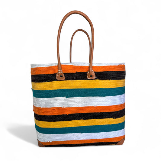 Un'esplosione di colori e freschezza per illuminare le tue giornate estive. Borsa mare in corda multicolore a righe. Borsa tote da spiaggia capiente e strutturata, realizzata in corda di cotone intrecciata a righe colorate. Caratterizzata da doppi manici lunghi a spalla in finitura color cuoio e angoli inferiori rinforzati coordinati. Un accessorio pratico, robusto e ricco di energia, ideale per completare i tuoi outfit estivi.